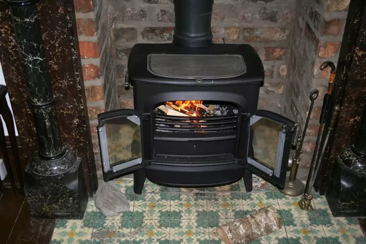 Comment installer un poêle à bois quand on n'a pas de conduit de cheminée ?